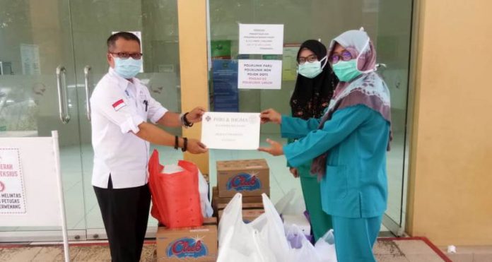 Menyerahkan Bantuan