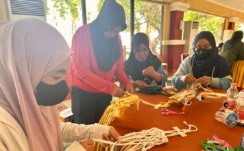 Lippoland Berdayakan Petugas Kebersihan di Kawasan Tanjung Bunga dengan Pelatihan Macrame