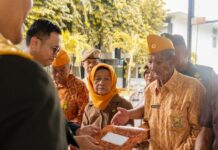 Manajemen Hotel Unhas Berbagi Sembako untuk Para Veteran